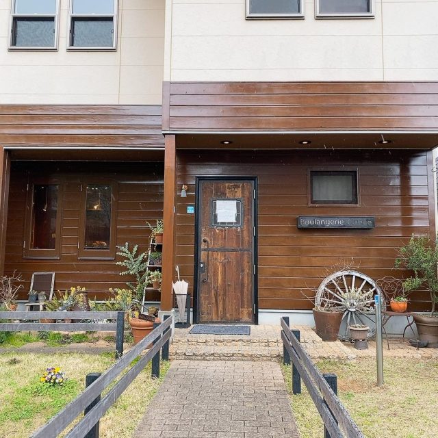 山小屋風の外観のパン屋