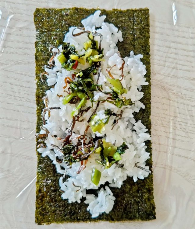 ラップにご飯をのせる