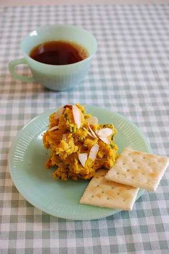 かぼちゃサラダとクラッカー