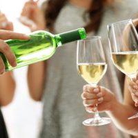 英語でどう言う？ワインを選ぶときの「辛口にしようかな」