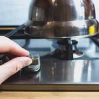 料理の「火を弱める」って英語でどう言う？