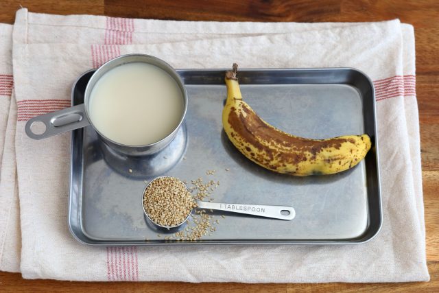 甘酒とバナナとゴマ