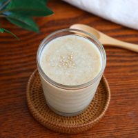 材料3つ！花粉症対策に◎ 「甘酒とごまの腸活セサミスムージー」