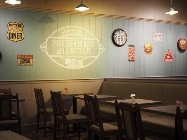 フレッシュネスバーガー店内