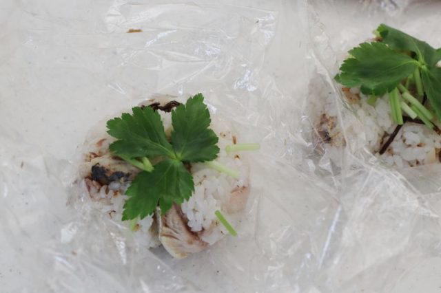 三つ葉をのせたおにぎり