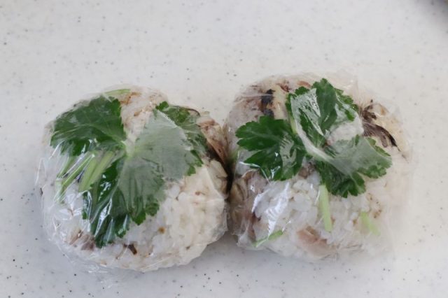 ラップに包んだおにぎり