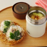 出汁いらずで旨みたっぷり！「ツナとキャベツのごま味噌スープ」「焼き魚のおにぎり」2品弁当