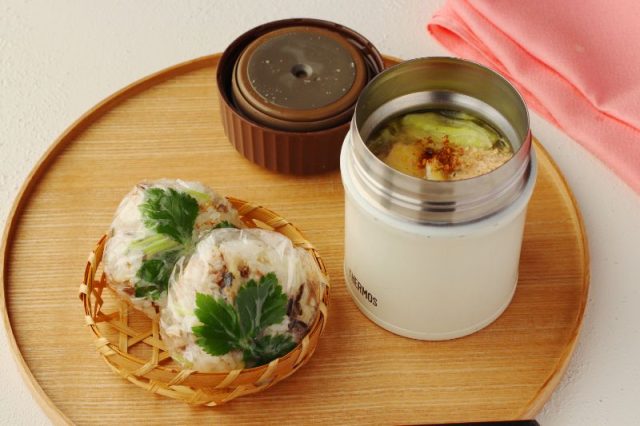 「ツナとキャベツのごま味噌スープ」「焼き魚のおにぎり」2品弁当