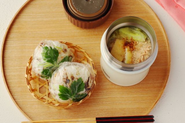 「ツナとキャベツのごま味噌スープ」「焼き魚のおにぎり」2品弁当