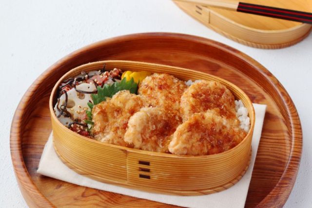 「鶏むね肉のおかか衣」「れんこんの梅昆布和え」2品弁当