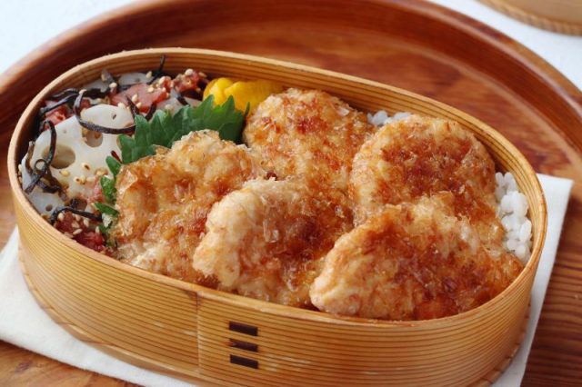 「鶏むね肉のおかか衣」「れんこんの梅昆布和え」2品弁当