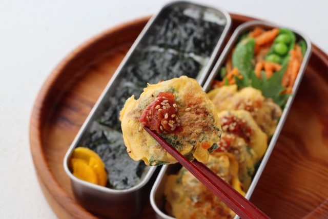 「豚こま肉と大葉のピカタ」「スナップえんどうとにんじんのおかかバター」2品弁当