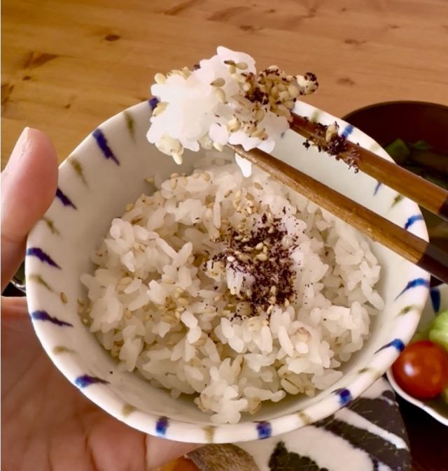 ご飯を一口分箸で持つ