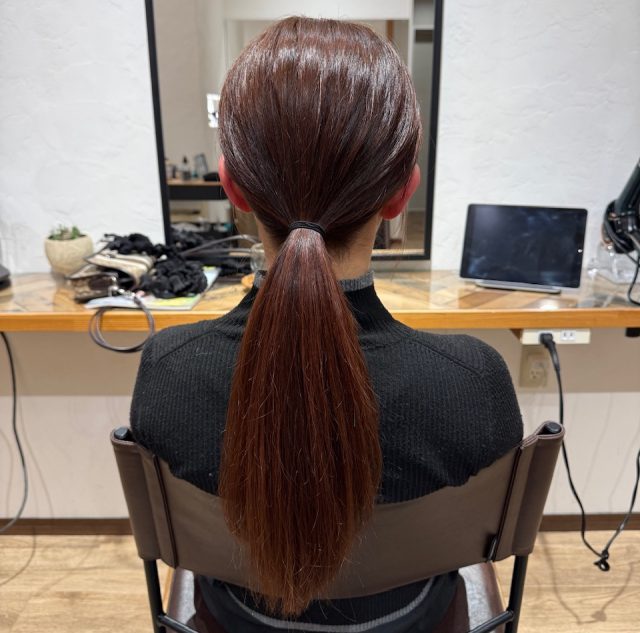 髪をひとつに結ぶ