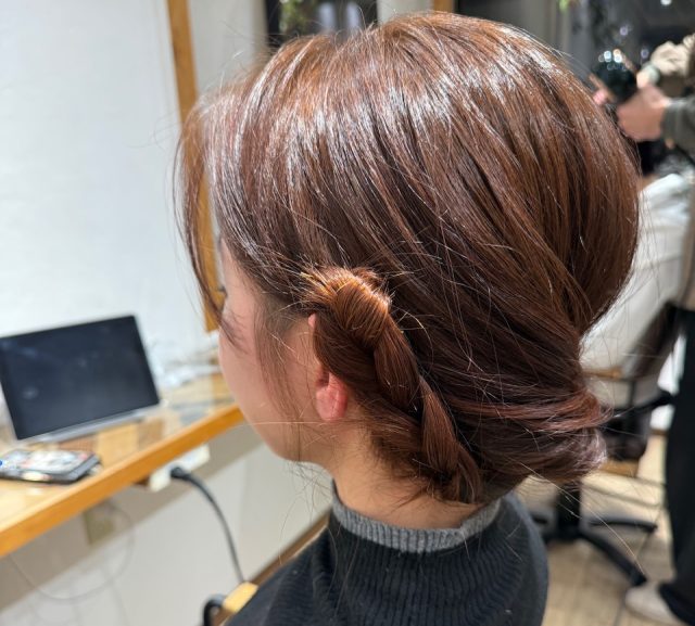 ヘアアレンジ横からみた女性