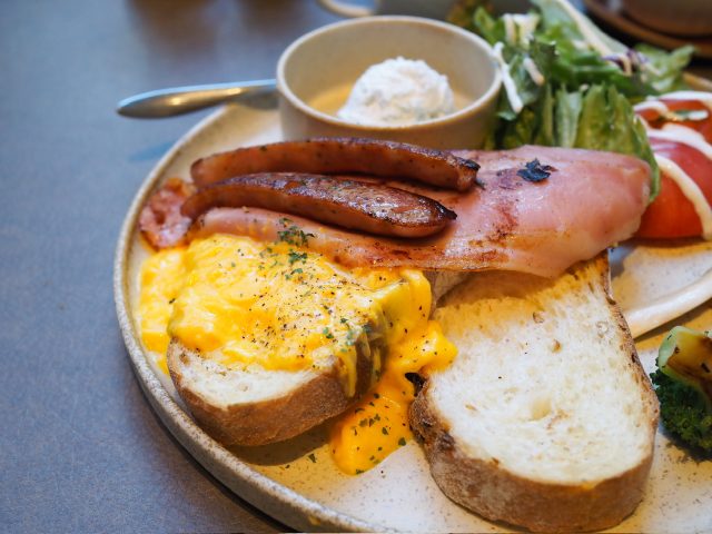 スクランブルエッグトースト