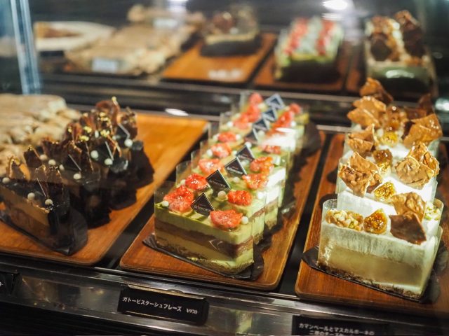 ショーウィンドウのケーキ