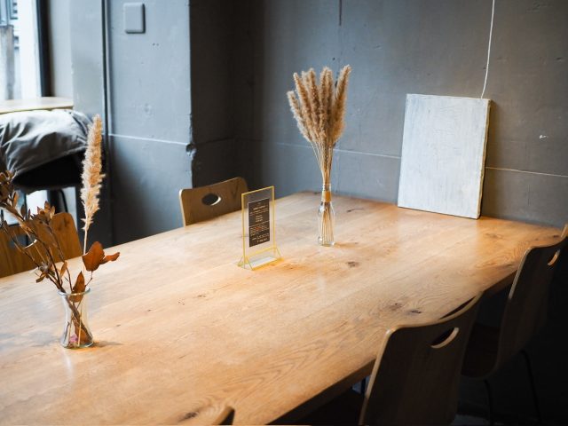 DIXANS 水道橋 店内のテーブル席