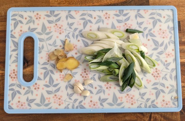 生姜と長ネギを切る