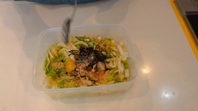 塩昆布や調味料を加えた白菜