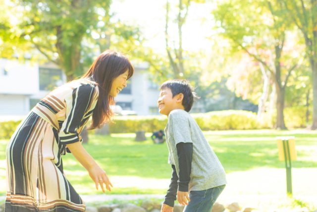 向き合う親子
