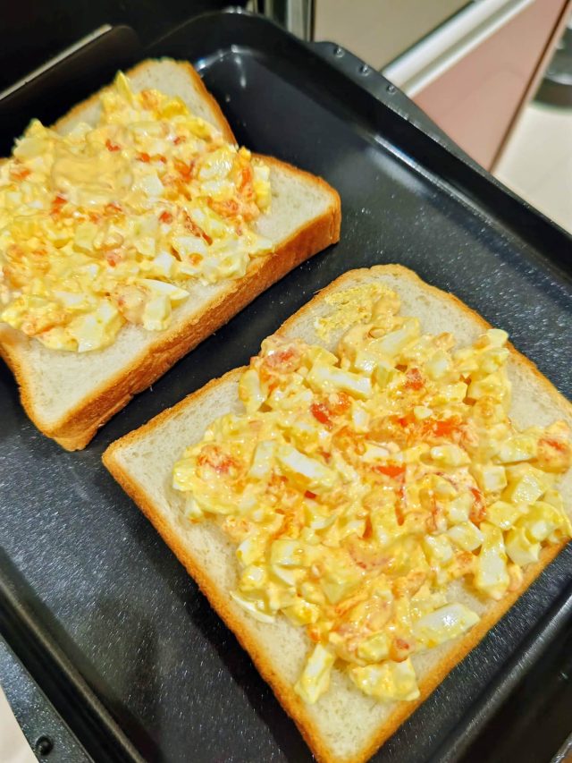 材料を載せた食パン