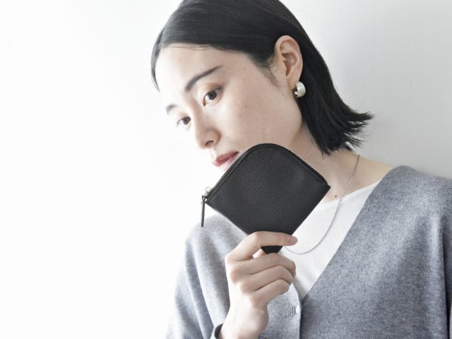 フラットで嵩張りにくい 牛革 L字型ウォレット ミニ財布