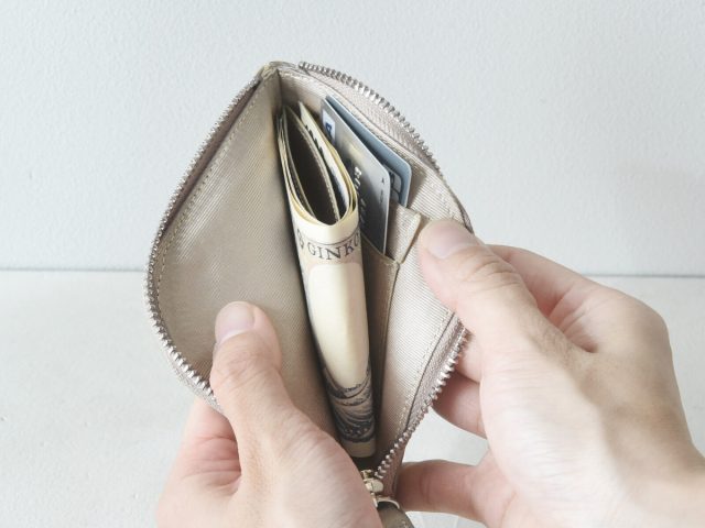 フラットで嵩張りにくい 牛革 L字型ウォレット ミニ財布