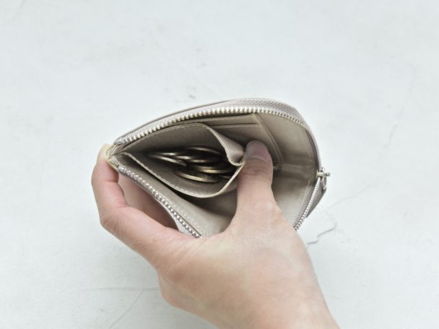 フラットで嵩張りにくい 牛革 L字型ウォレット ミニ財布