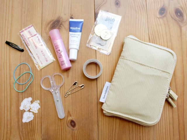 ボンモマンの手帳型ミニポーチ と小物