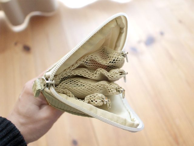 ボンモマンの手帳型ミニポーチ