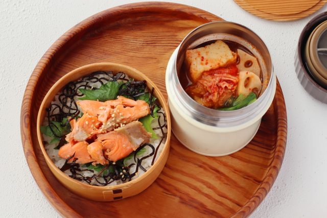 「厚揚げとれんこんのキムチ味噌スープ」「塩鮭丼」2品弁当