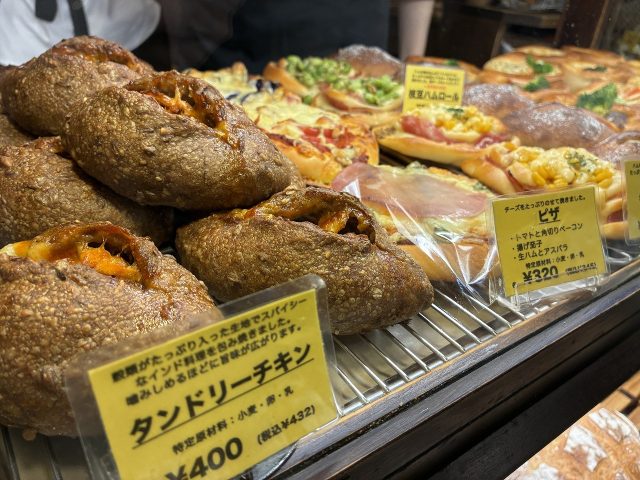 店内に並ぶパン