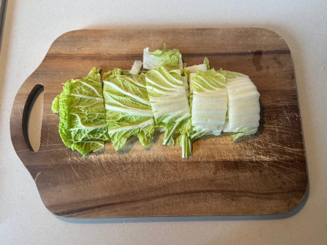 白菜を切る