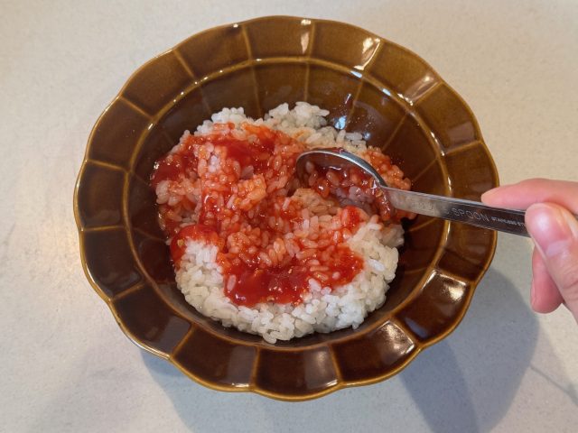 ご飯にケチャップと水とコンソメを入れる