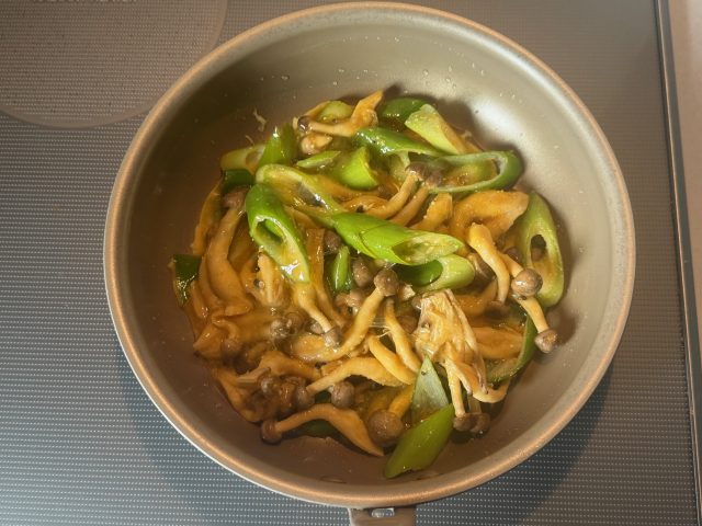 材料にフライパンに流す