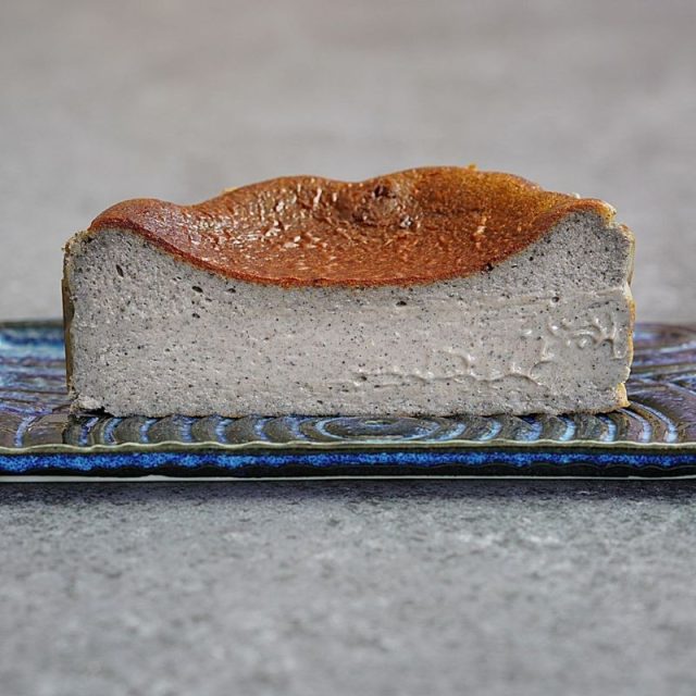 濃厚黒胡麻のバスク風チーズケーキ