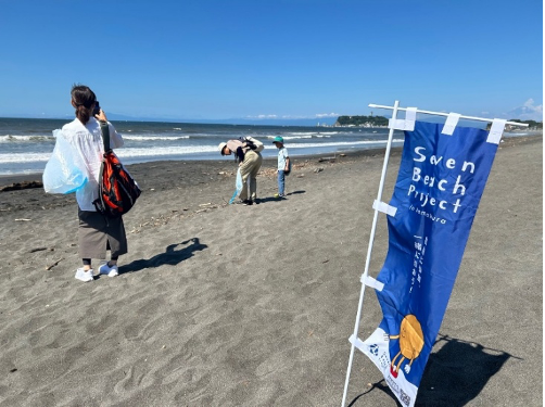 ビーチクリーンする人達