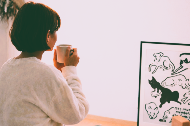 朝コーヒーを飲む女性