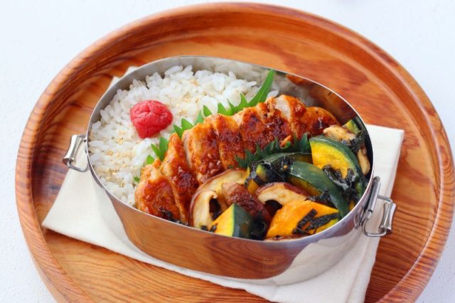 「トンテキ」「かぼちゃの海苔バター」2品弁当