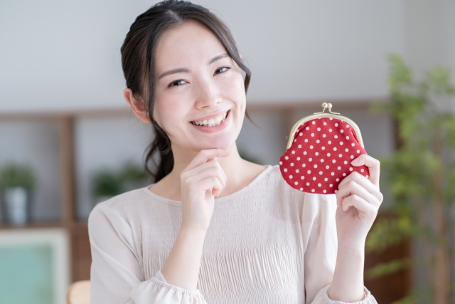 お財布を持つ女性