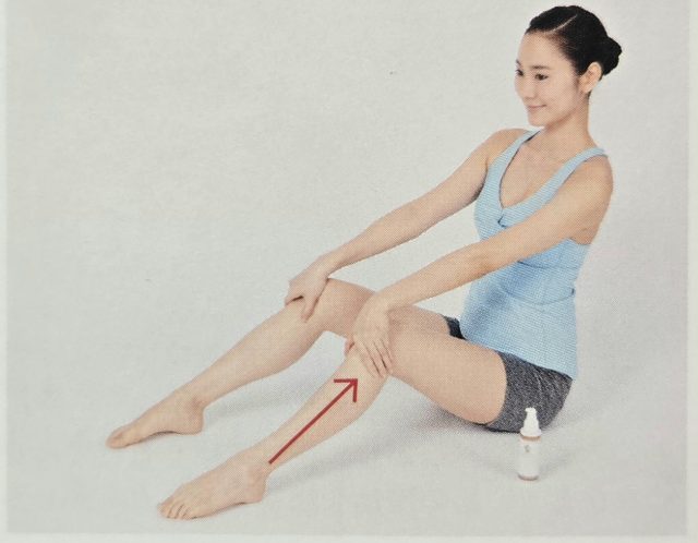 脚をマッサージ