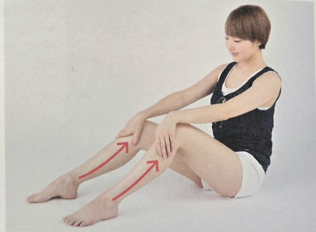 脚をマッサージ