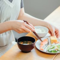 「やめてよかった！」食べ方を変えて、心も体も軽くなった習慣4つ