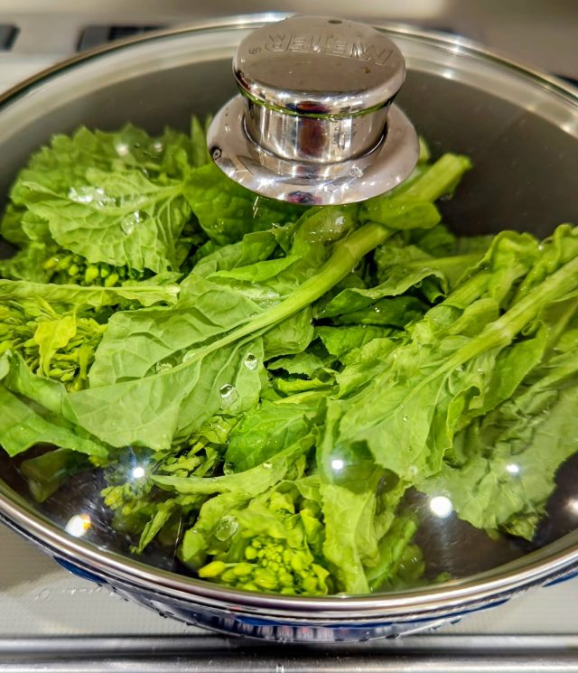 鍋に入れた菜花