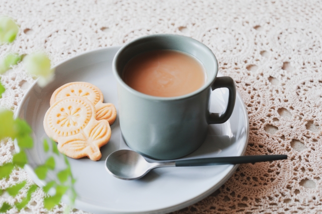 飲み物とクッキー