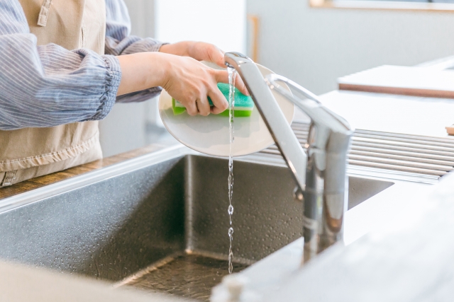 食器洗いをする人