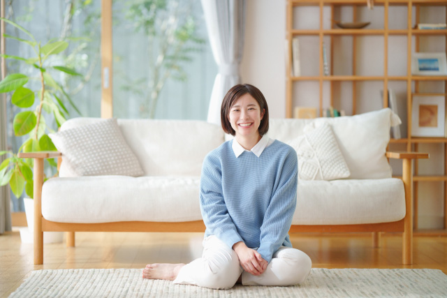 リラックスして座る　女性 