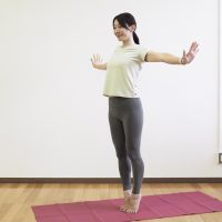【朝5呼吸】ぼんやり頭をリセット！全身すっきり「やしの木のポーズ」