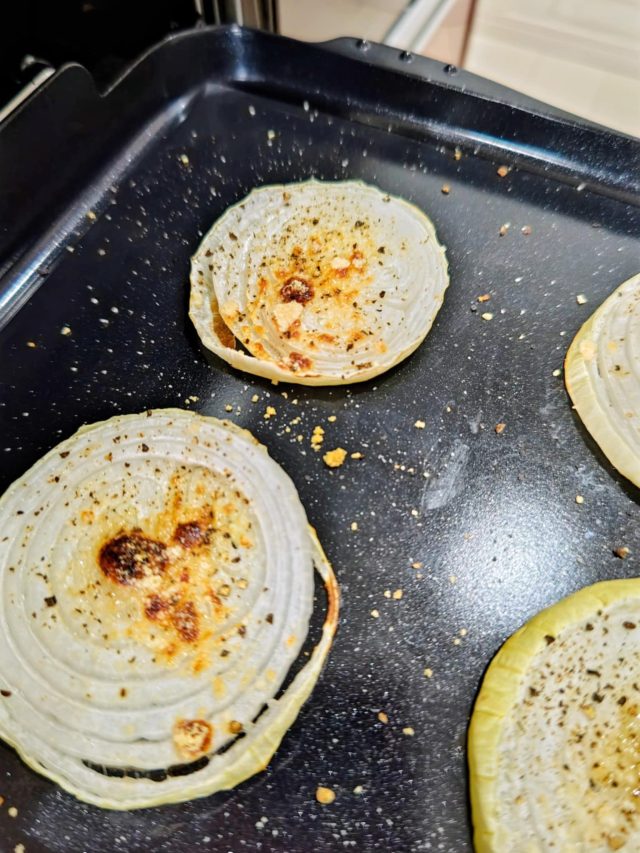 新玉ねぎをグリルで焼く